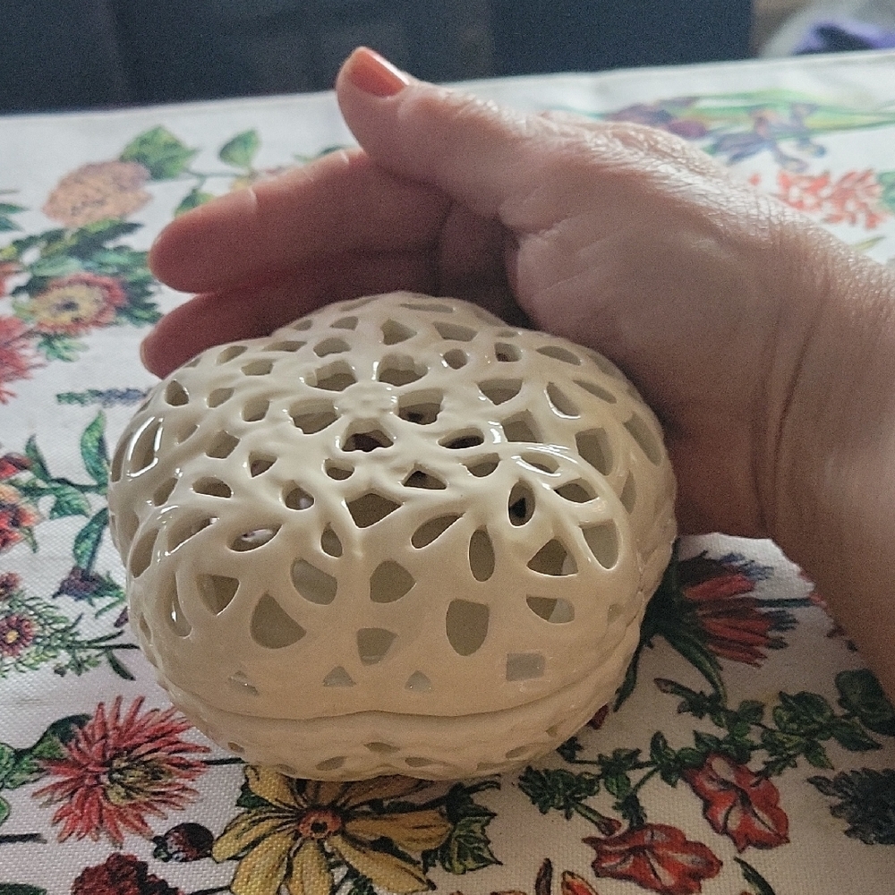 5 For 25.00/Oleg Cassini porcelain Lace Cream Ceramic Trinket box EUC